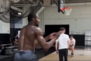 增重了？库明加光着膀子进行三分训练 夏日特训秀健硕肌肉